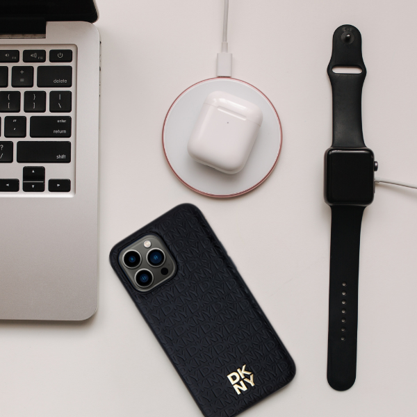 iPhone 15 Pro DKNY odinis dėklas Pattern Monogram Metal Logo MagSafe (DKHMP15LPSHRPSK) juodos spalvos aprašymas - Prekės nuotrauka
