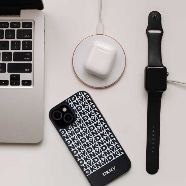 iPhone 15 Pro DKNY odinis dėklas su raštu Metalinis logotipas MagSafe (DKHMP15LPSOSPK) juodos spalvos aprašymas - Prekės nuotrauka