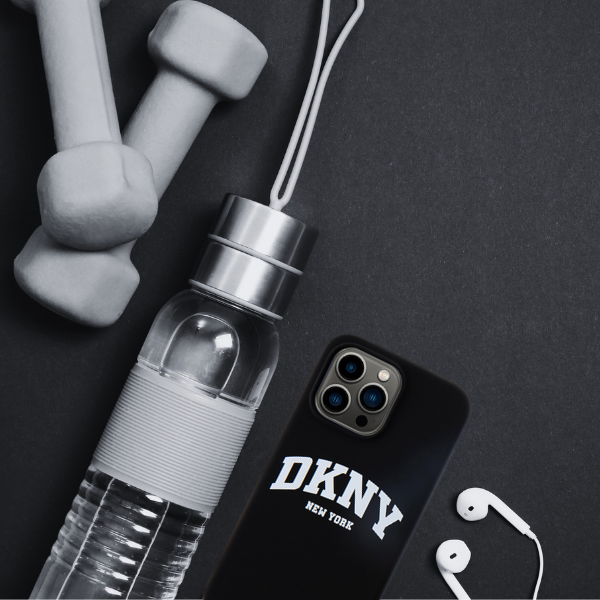 iPhone 15 Pro Max DKNY dėklas Liquid Silicone Baltas Printed Logo MagSafe (DKHMP15XSNYACH) juodos spalvos aprašymas - Prekės nuotrauka