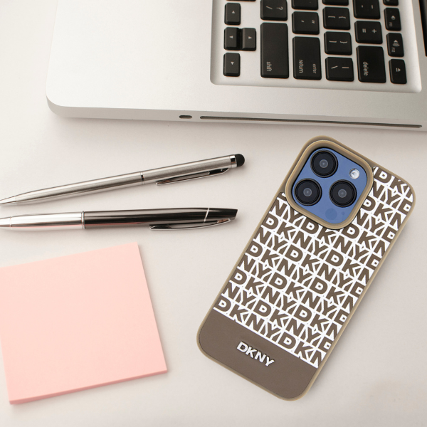 iPhone 15 Pro Max DKNY odinis dėklas Printed Pattern Metal Logo MagSafe (DKHMP15XPSOSPW) rudos spalvos aprašymas - Prekės nuotrauka