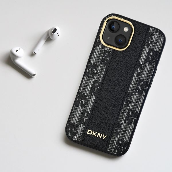 iPhone 16 Plus DKNY šachmatų rašto MagSafe dėklas telefonui, juodos spalvos (DKHMP16MPCPVSLK) aprašymas - Prekės nuotrauka