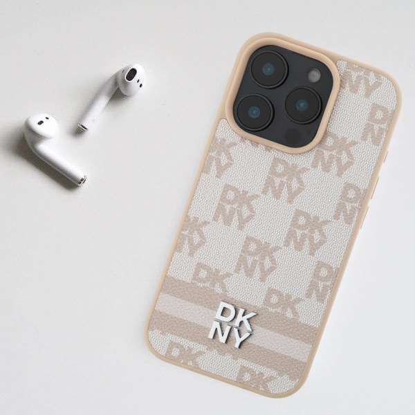 iPhone 16 Pro DKNY languoto rašto ir spausdintų dryžių (DKHCP16LPCPTSSP) dėklas telefonui, rožinės spalvos aprašymas - Prekės nuotrauka