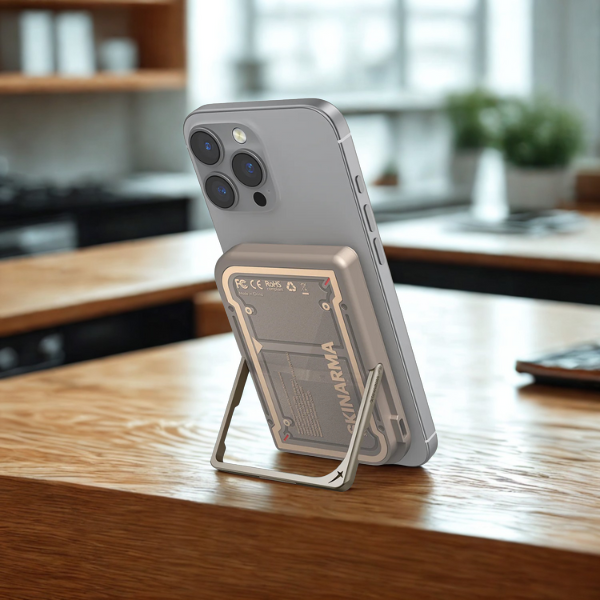 Išorinė baterija Skinarma Nexus Mecha Magnetic su atlenkiamu stovu 5000mAh 20W PD USB-C MagSafe aukso spalvos aprašymas - Prekės nuotrauka