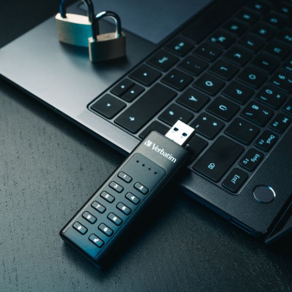 Išorinis diskas Verbatim klaviatūra Secure USB-C 3.2 Gen 1 128GB juodos spalvos 49432 aprašymas - Prekės nuotrauka Išorinis diskas Verbatim klaviatūra Secure USB-C 3.2 Gen 1 128GB juodos spalvos 49432 aprašymas - Prekės nuotrauka