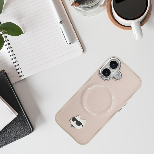 Karl Lagerfeld Choupette Pin MagSafe dėklas Apple iPhone 17 rožinės spalvos aprašymas - Prekės nuotrauka Karl Lagerfeld Choupette Pin MagSafe dėklas Apple iPhone 17 rožinės spalvos aprašymas - Prekės nuotrauka
