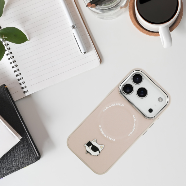 Karl Lagerfeld Choupette Pin MagSafe dėklas Apple iPhone 17 Pro Max rožinės spalvos aprašymas - Prekės nuotrauka Karl Lagerfeld Choupette Pin MagSafe dėklas Apple iPhone 17 Pro Max rožinės spalvos aprašymas - Prekės nuotrauka