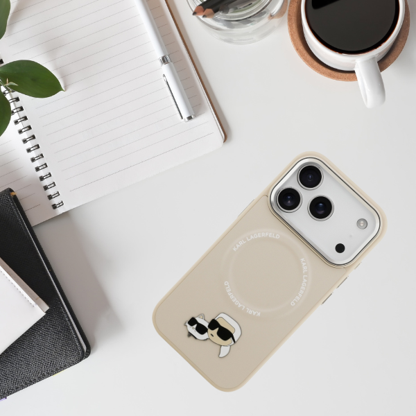 Karl Lagerfeld Karl & Choupette Pins MagSafe dėklas, skirtas iPhone 17 Pro, smėlio spalvos aprašymas - Prekės nuotrauka