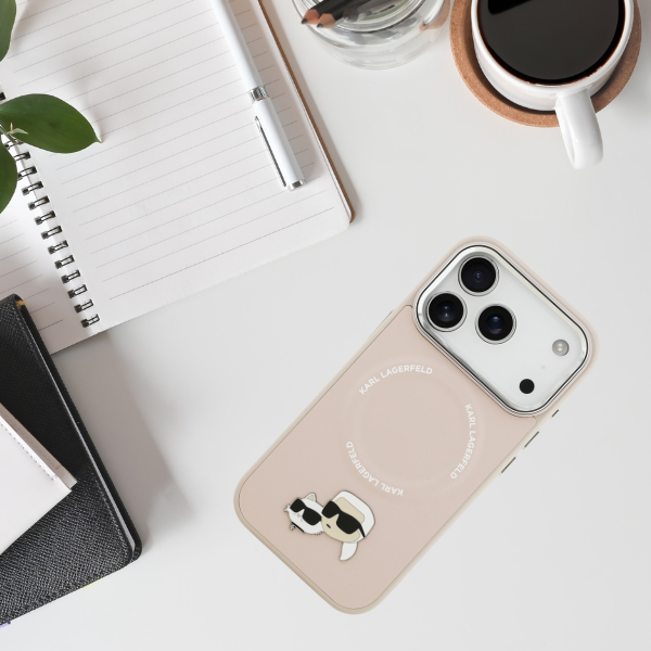 Karl Lagerfeld Karl & Choupette Pins MagSafe dėklas Apple iPhone 17 Pro rožinės spalvos aprašymas - Prekės nuotrauka Karl Lagerfeld Karl & Choupette Pins MagSafe dėklas Apple iPhone 17 Pro rožinės spalvos aprašymas - Prekės nuotrauka