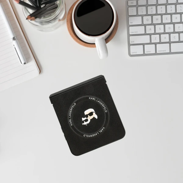 Karl Lagerfeld Karl&Choupette Pins MagSafe dėklas skirtas Samsung Galaxy Z Flip7 juodos spalvos aprašymas - Prekės nuotrauka