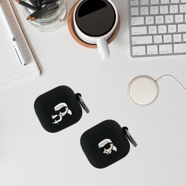 Karl Lagerfeld KLA4RUNKCHK AirPods 4 dėklas juodos spalvos Silicone Karl&Chaupette Head 3D aprašymas - Prekės nuotrauka