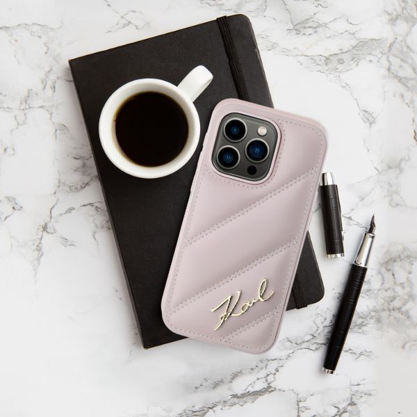 Karl Lagerfeld KLHCP14LPQDSMGK iPhone 14 Pro 6.1″ juodos spalvos kietas dėklas Diagonal Quilted Script aprašymas - Prekės nuotrauka