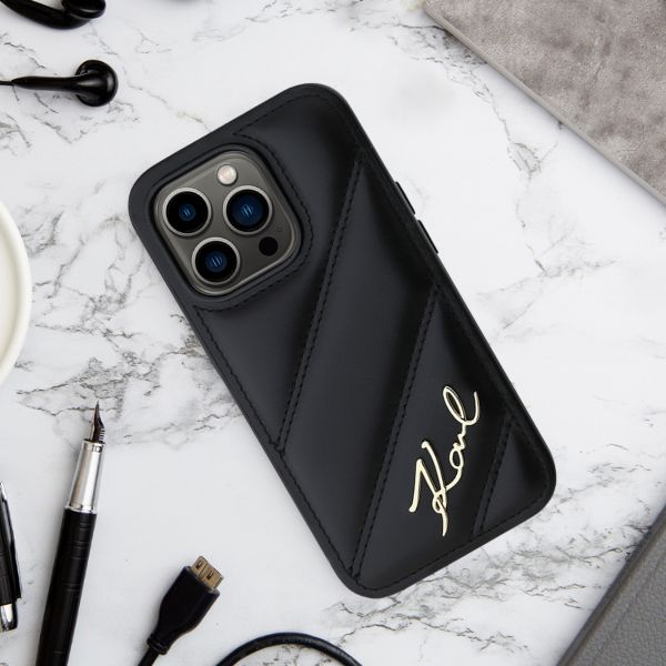 Karl Lagerfeld KLHCP15LPQDSMGR iPhone 15 Pro 6.1″ raudonas kietas dėklas Diagonal Quilted Script aprašymas - Prekės nuotrauka
