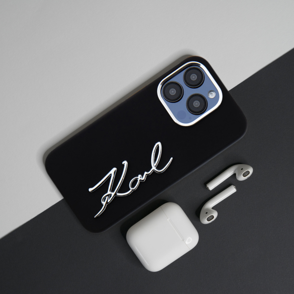 Karl Lagerfeld KLHCP15LSCMSMVK iPhone 15 Pro 6.1″ juodos spalvos kietas dėklas Silicone Metal Script Logo aprašymas - Prekės nuotrauka