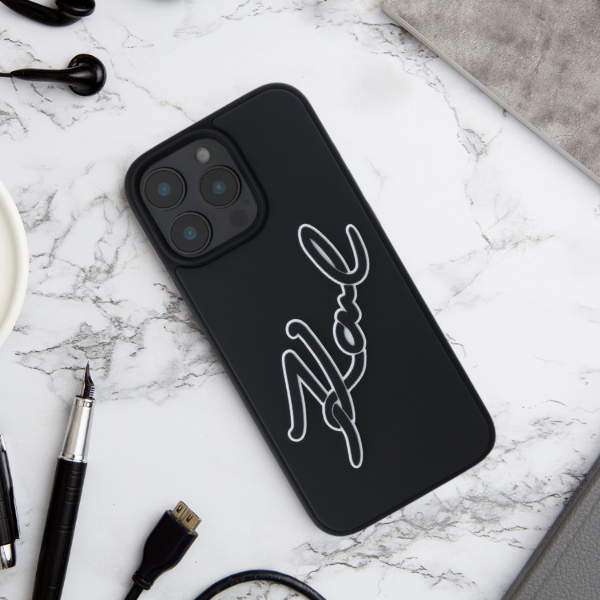 Karl Lagerfeld KLHCP16S3DRKSDLK Apple iPhone 16 6.1″ juodos spalvos kietas dėklas 3D Rubber Signature aprašymas - Prekės nuotrauka Karl Lagerfeld KLHCP16S3DRKSDLK Apple iPhone 16 6.1″ juodos spalvos kietas dėklas 3D Rubber Signature aprašymas - Prekės nuotrauka