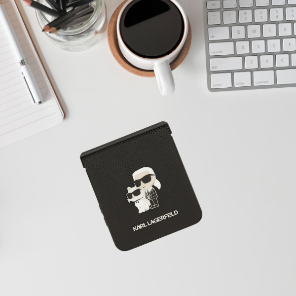Karl Lagerfeld Saffiano Karl&Choupette Pin dėklas skirtas Samsung Galaxy Z Flip7 Juodas aprašymas - Prekės nuotrauka Karl Lagerfeld Saffiano Karl&Choupette Pin dėklas skirtas Samsung Galaxy Z Flip7 Juodas aprašymas - Prekės nuotrauka