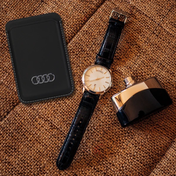 Kortelių dėklas Audi Eko oda Wallet Card Slot MagSafe (AU-MSCH-Q3/D1-BK) juodos spalvos aprašymas - Prekės nuotrauka Kortelių dėklas Audi Eko oda Wallet Card Slot MagSafe (AU-MSCH-Q3/D1-BK) juodos spalvos aprašymas - Prekės nuotrauka