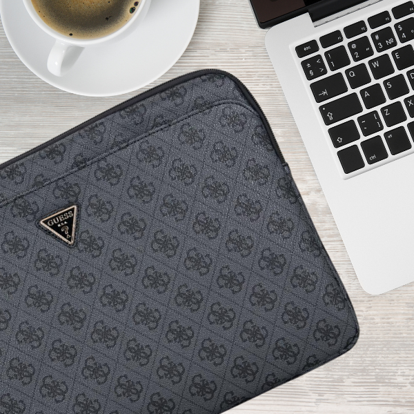 Krepšys Guess Sleeve 14″ 4G Zipper Pocket Triangle Logo juodos spalvos aprašymas - Prekės nuotrauka