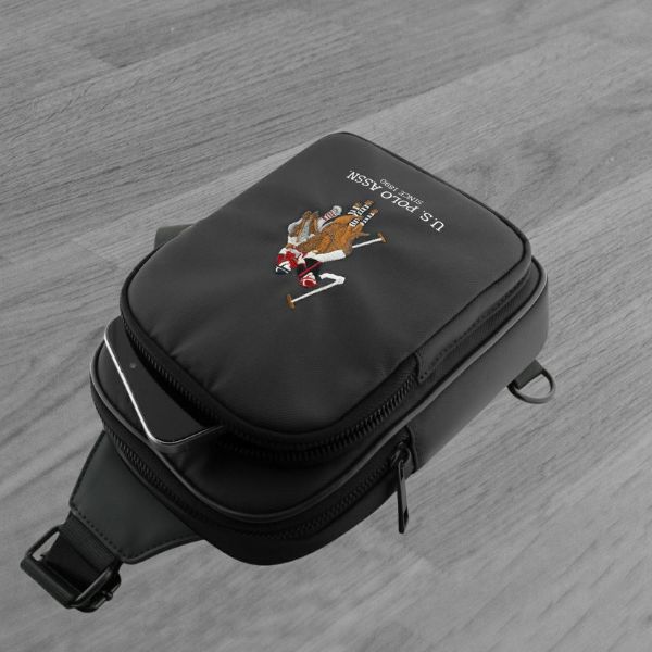 Us Polo Assn Krepšys telefonui US Polo Petit Pique Crossbody juodos spalvos aprašymas - Prekės nuotrauka Us Polo Assn Krepšys telefonui US Polo Petit Pique Crossbody juodos spalvos aprašymas - Prekės nuotrauka