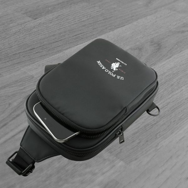 Us Polo Assn Krepšys telefonui US Polo Petit Pique Crossbody Arch juodos spalvos aprašymas - Prekės nuotrauka Us Polo Assn Krepšys telefonui US Polo Petit Pique Crossbody Arch juodos spalvos aprašymas - Prekės nuotrauka