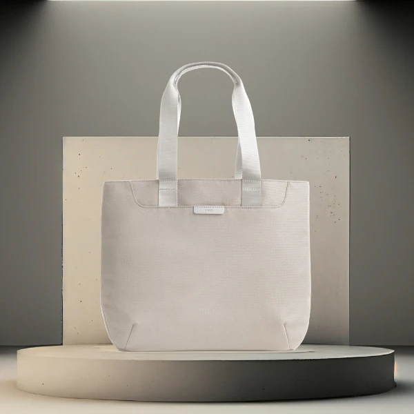 Krepšys UNIQ Arden Tote 16L smėlio spalva aprašymas - Prekės nuotrauka Krepšys UNIQ Arden Tote 16L smėlio spalva aprašymas - Prekės nuotrauka