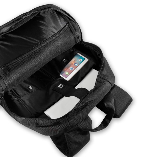 Kuprinė BMW BMBP15SPCTFK 16″ juodos spalvos Carbon&Leather Tricolor aprašymas - Prekės nuotrauka Kuprinė BMW BMBP15SPCTFK 16″ juodos spalvos Carbon&Leather Tricolor aprašymas - Prekės nuotrauka