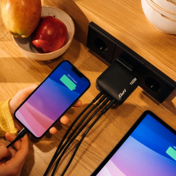 Laidinis įkroviklis Verbatim Mini GaN 165W 3xUSB-C PD/1x USB-A QC juodos spalvos 32216 aprašymas - Prekės nuotrauka Laidinis įkroviklis Verbatim Mini GaN 165W 3xUSB-C PD/1x USB-A QC juodos spalvos 32216 aprašymas - Prekės nuotrauka