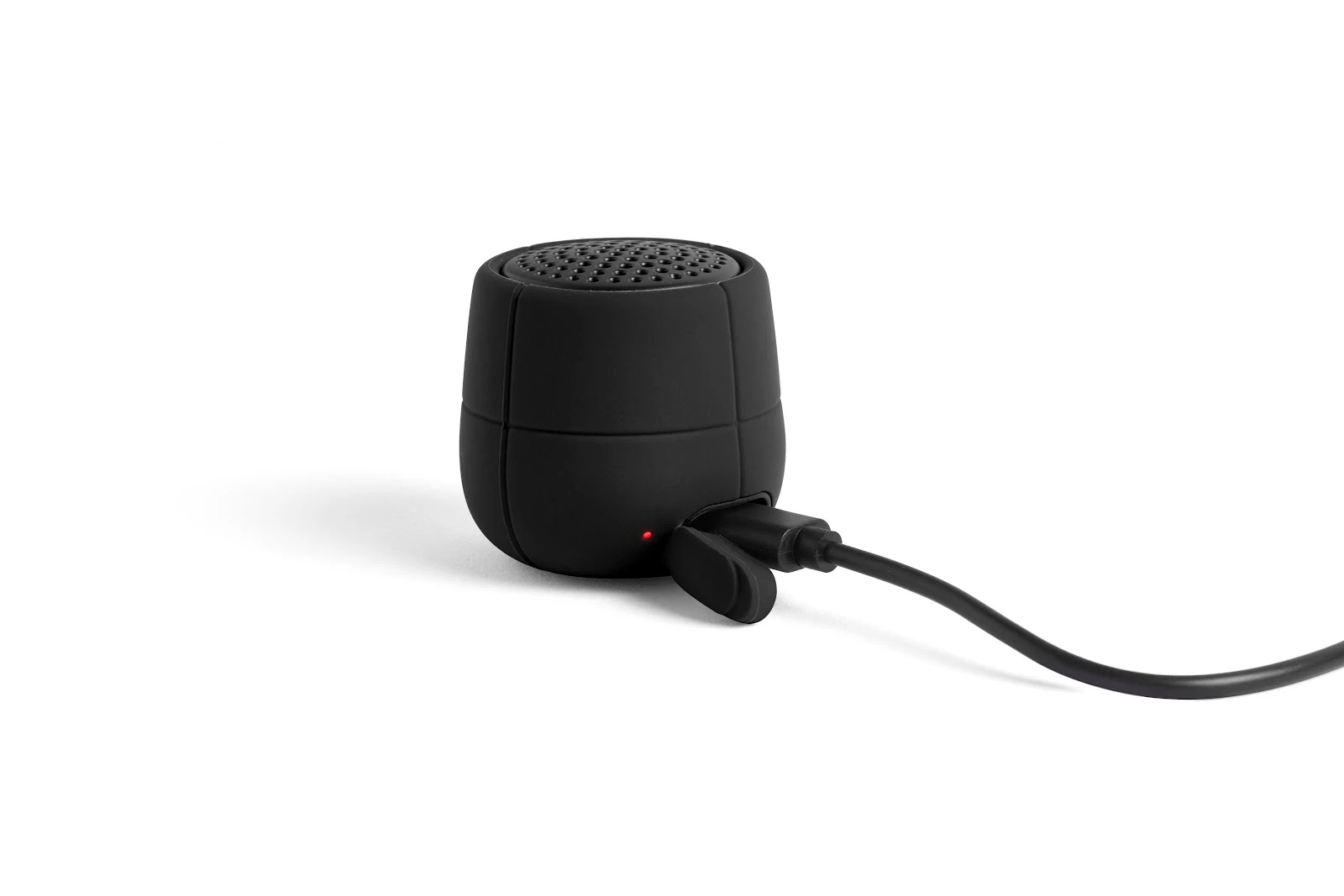 Lexon Mino X nešiojama kolonėlė Bluetooth juodos spalvos LA120N9 aprašymas - Prekės nuotrauka Lexon Mino X nešiojama kolonėlė Bluetooth juodos spalvos LA120N9 aprašymas - Prekės nuotrauka