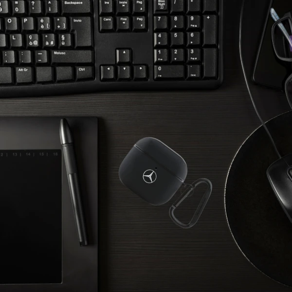 Mercedes Benz MEA4CSLBK AirPods 4 ausinių dėklas juodos spalvos Leather Metal Logo aprašymas - Prekės nuotrauka