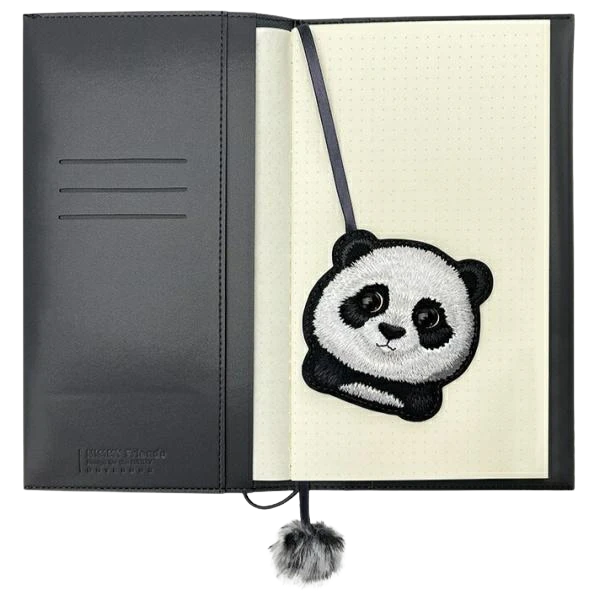 Nimmy rinkinys 2in1 užrašų knygelė + rašiklis juodos spalvos Big Eyed Pet 2.0 Panda aprašymas - Prekės nuotrauka Nimmy rinkinys 2in1 užrašų knygelė + rašiklis juodos spalvos Big Eyed Pet 2.0 Panda aprašymas - Prekės nuotrauka