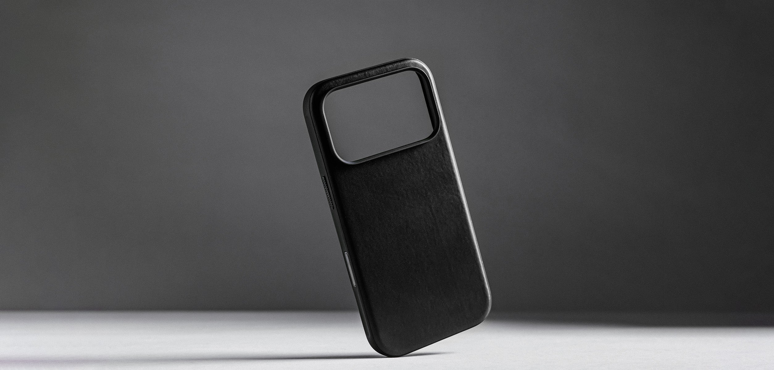 Burga Nomad Modern odinis dėklas, balno ruda (Horween) – iPhone 18 Pro/17 Pro aprašymas - Prekės nuotrauka