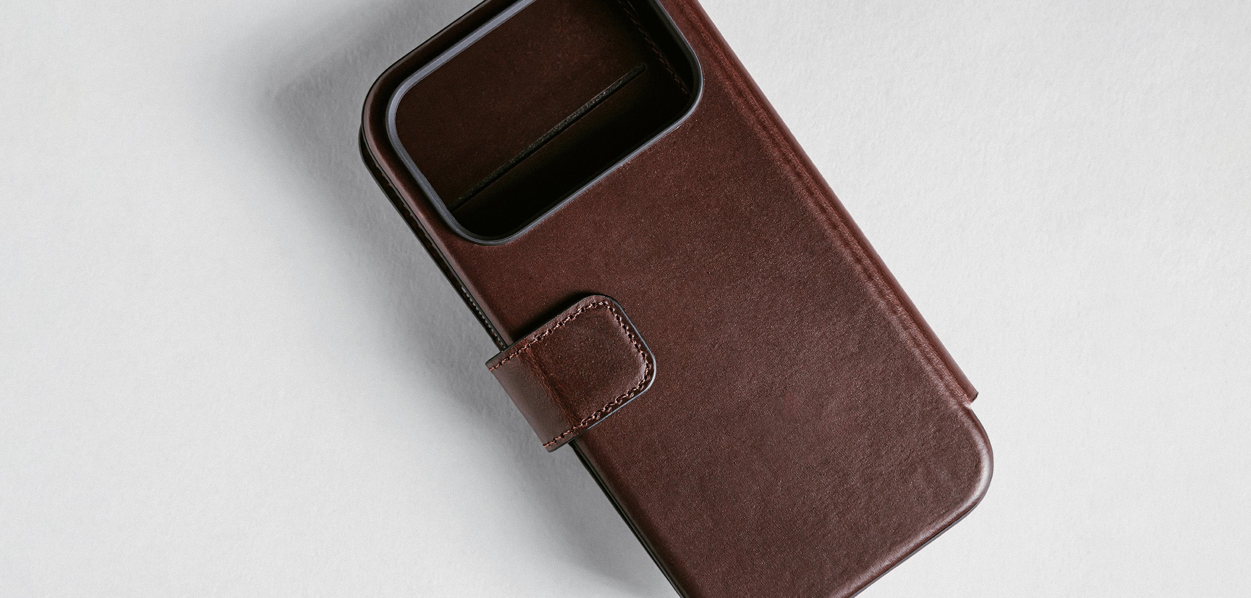 Cases and Covers - Flip Nomad Modern odinis dėklas-knygelė, rustic ruda (Horween) – iPhone 18 Pro Max/17 Pro Max aprašymas - Prekės nuotrauka