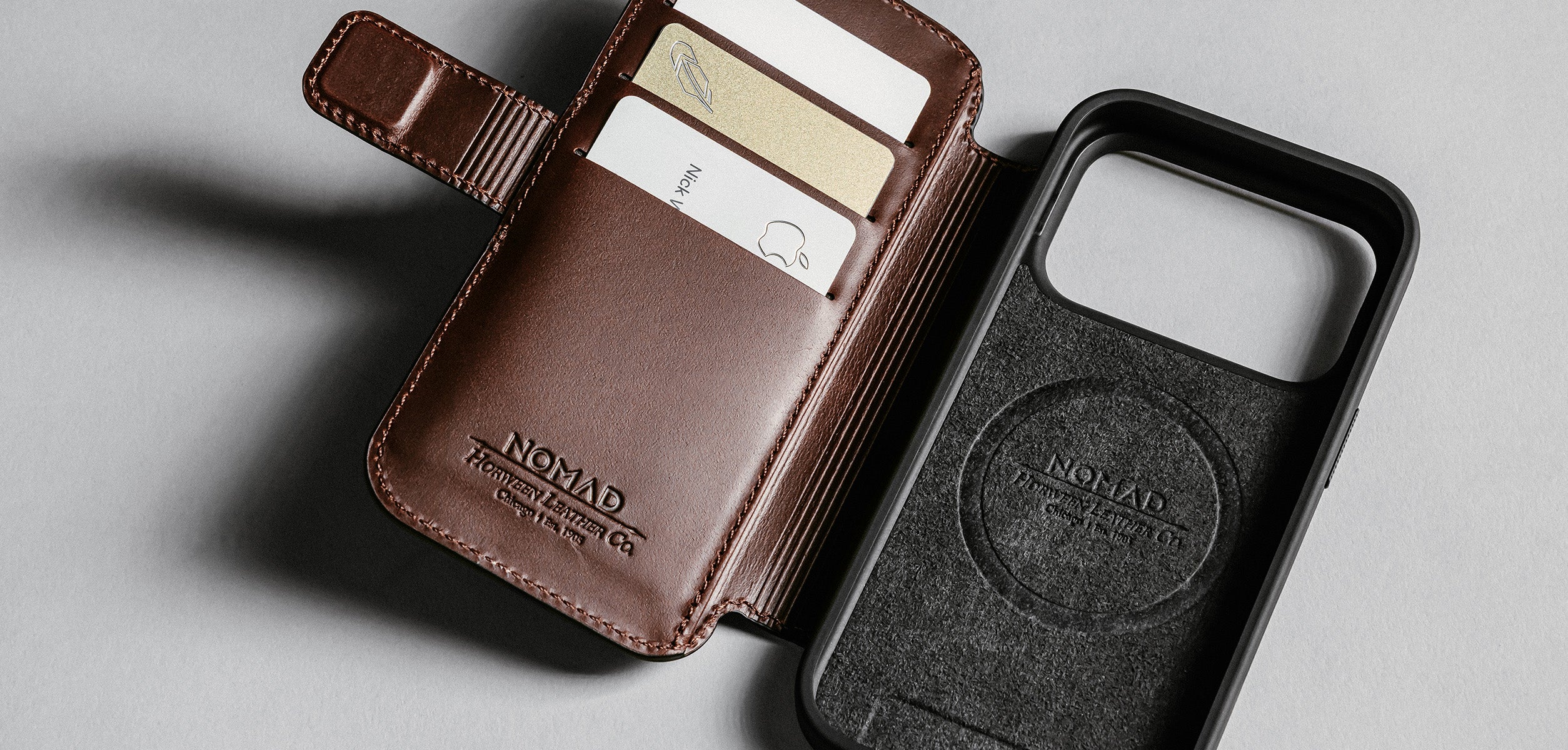 Cases and Covers - Flip Nomad Modern odinis dėklas-knygelė, rustic ruda (Horween) – iPhone 18 Pro Max/17 Pro Max aprašymas - Prekės nuotrauka