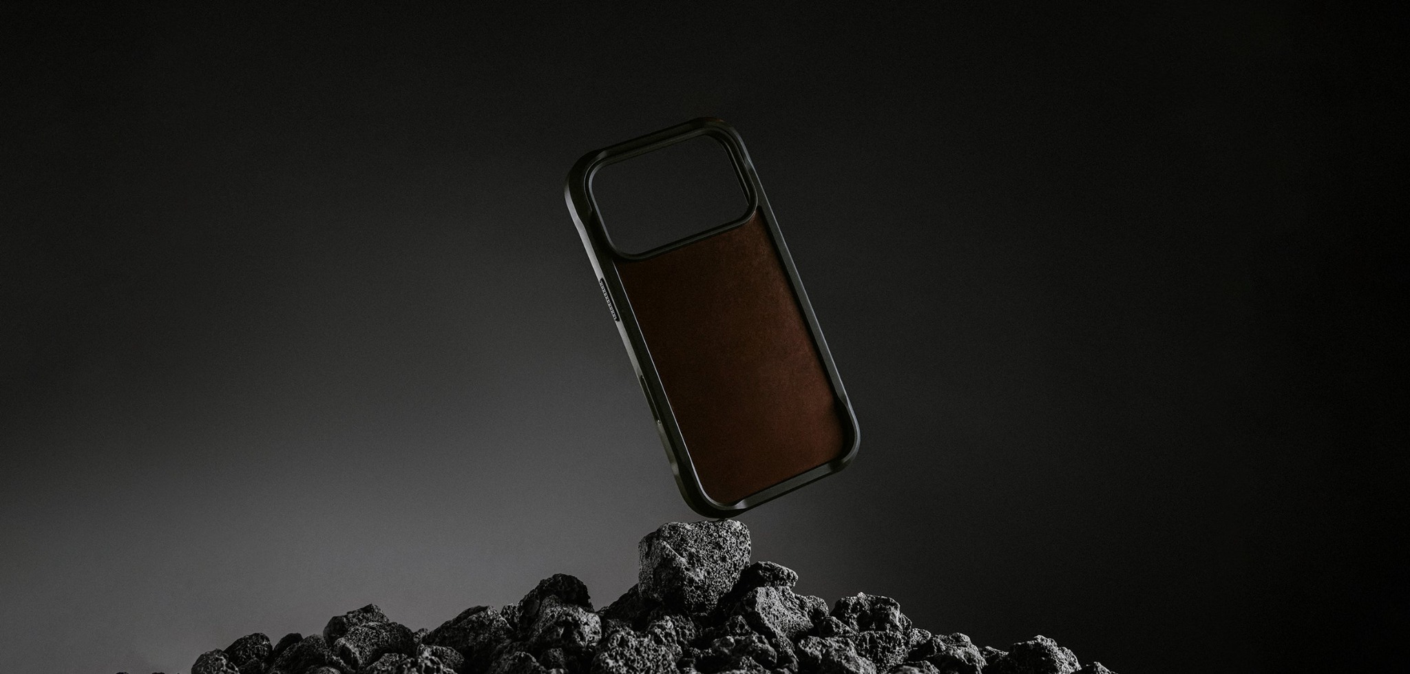 Burga Nomad Rugged odinis dėklas, rustic ruda (Horween) – iPhone 18 Pro/17 Pro aprašymas - Prekės nuotrauka