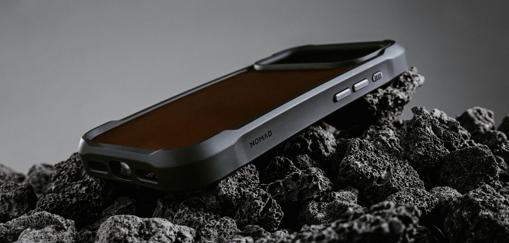 Burga Nomad Rugged odinis dėklas, rustic ruda (Horween) – iPhone 18 Pro/17 Pro aprašymas - Prekės nuotrauka