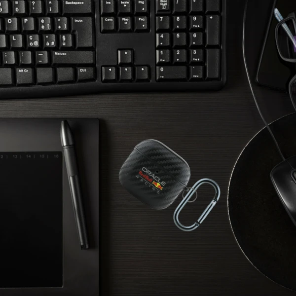 Dėklas Red Bull Raudona Bull Raudona Bull PU Carbon Logo AirPods 4 juodos spalvos aprašymas - Prekės nuotrauka Dėklas Red Bull Raudona Bull Raudona Bull PU Carbon Logo AirPods 4 juodos spalvos aprašymas - Prekės nuotrauka