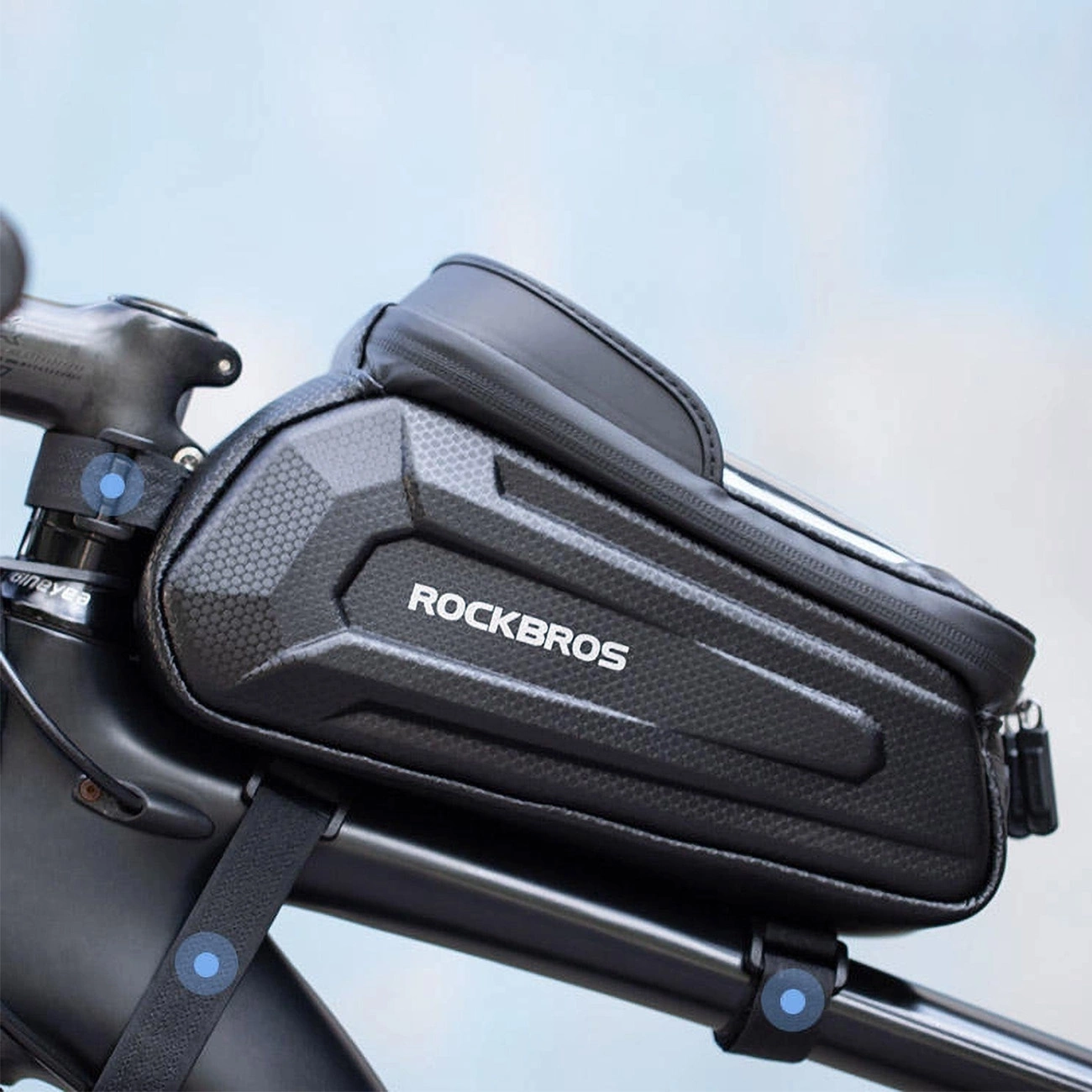 Rockbros B68 dviračio krepšys for armored frame with phone pocket and cover 1.7l – juodos spalvos aprašymas - Prekės nuotrauka Rockbros B68 dviračio krepšys for armored frame with phone pocket and cover 1.7l – juodos spalvos aprašymas - Prekės nuotrauka
