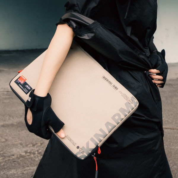 Skinarma Bag Fardel nešiojamojo kompiuterio dėklas 14″ alyvuogių spalvos aprašymas - Prekės nuotrauka
