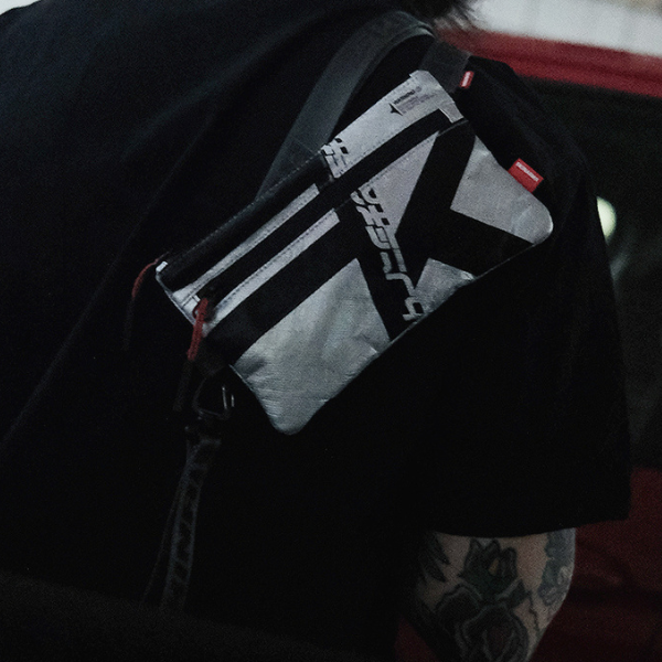 Skinarma Phone Bag Comet juodos spalvos aprašymas - Prekės nuotrauka Skinarma Phone Bag Comet juodos spalvos aprašymas - Prekės nuotrauka