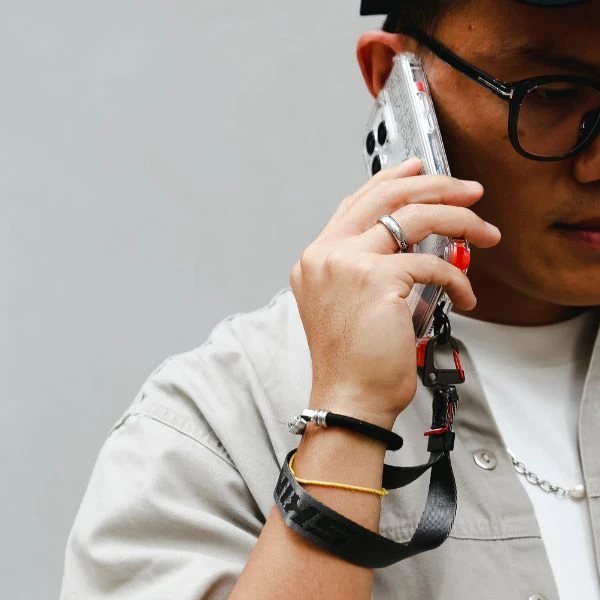 Skinarma Scout Handstrap Universalus telefono dirželis pilka aprašymas - Prekės nuotrauka Skinarma Scout Handstrap Universalus telefono dirželis pilka aprašymas - Prekės nuotrauka