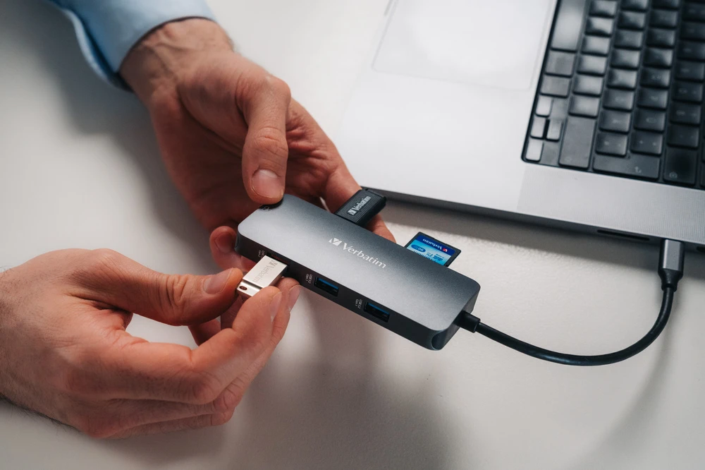 Verbatim Adapteris Hub USB-C - HDMI/ 3xUSB-A/SD/Micro SD/2xUSB-C/Eternet pilkos spalvos 32152 aprašymas - Prekės nuotrauka Verbatim Adapteris Hub USB-C - HDMI/ 3xUSB-A/SD/Micro SD/2xUSB-C/Eternet pilkos spalvos 32152 aprašymas - Prekės nuotrauka