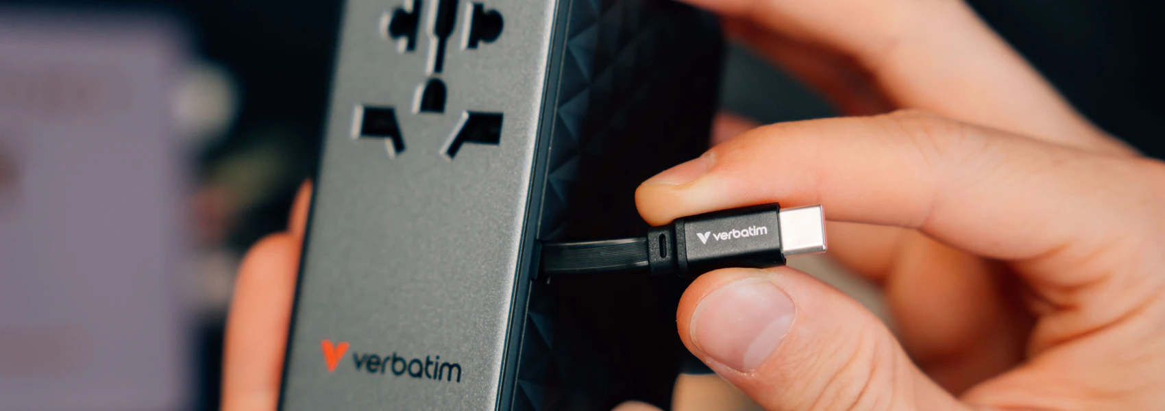 Verbatim Adapteris kelioninis EU/UK/US GaN USB-A/3xUSB-C PD 85W CNT-02 juodos spalvos 32127 aprašymas - Prekės nuotrauka Verbatim Adapteris kelioninis EU/UK/US GaN USB-A/3xUSB-C PD 85W CNT-02 juodos spalvos 32127 aprašymas - Prekės nuotrauka