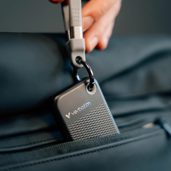 Kietasis diskas Verbatim diskas SSD 1TB - raktų pakabukas su laidu USB 3.2 gen.2 juodos ir pilkos spalvos 32190 aprašymas - Prekės nuotrauka Kietasis diskas Verbatim diskas SSD 1TB - raktų pakabukas su laidu USB 3.2 gen.2 juodos ir pilkos spalvos 32190 aprašymas - Prekės nuotrauka