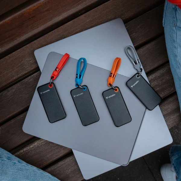Kietasis diskas Verbatim diskas SSD 2TB - raktų pakabukas su laidu USB 3.2 gen.2 juodos ir mėlynos spalvos 32195 aprašymas - Prekės nuotrauka Kietasis diskas Verbatim diskas SSD 2TB - raktų pakabukas su laidu USB 3.2 gen.2 juodos ir mėlynos spalvos 32195 aprašymas - Prekės nuotrauka
