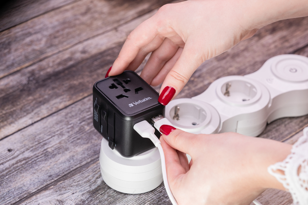 Verbatim kelioninis adapteris EU/UK/US 2xUSB-A UTA-01 juodos spalvos 49543 aprašymas - Prekės nuotrauka