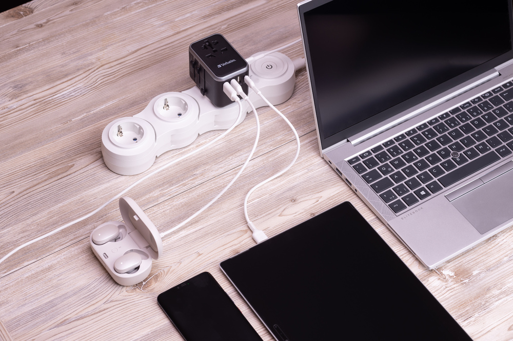 Verbatim kelioninis adapteris EU/UK/US 3xUSB-A/2xUSB-C PD 61W UTA-04 juodos spalvos 49546 aprašymas - Prekės nuotrauka