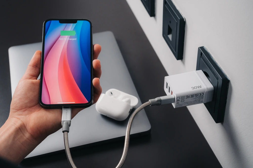 Verbatim laidinis įkroviklis 30W 3xUSB-A/ USB-C PD 3.0 CHR-30EU2 baltos spalvos 49701 aprašymas - Prekės nuotrauka Verbatim laidinis įkroviklis 30W 3xUSB-A/ USB-C PD 3.0 CHR-30EU2 baltos spalvos 49701 aprašymas - Prekės nuotrauka