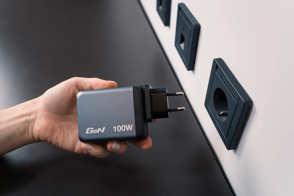 Verbatim Laidinis įkroviklis GaN 100W 3xUSB-C/USB-A + Adapteris EU/UK/US GNC-100 32202 aprašymas - Prekės nuotrauka Verbatim Laidinis įkroviklis GaN 100W 3xUSB-C/USB-A + Adapteris EU/UK/US GNC-100 32202 aprašymas - Prekės nuotrauka