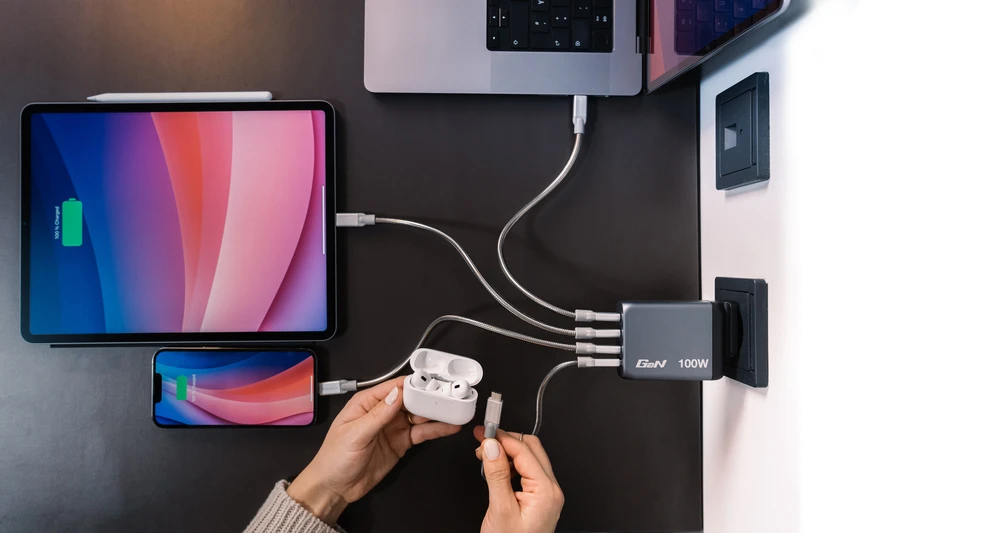 Verbatim Laidinis įkroviklis GaN 100W 3xUSB-C/USB-A + Adapteris EU/UK/US GNC-100 32202 aprašymas - Prekės nuotrauka Verbatim Laidinis įkroviklis GaN 100W 3xUSB-C/USB-A + Adapteris EU/UK/US GNC-100 32202 aprašymas - Prekės nuotrauka