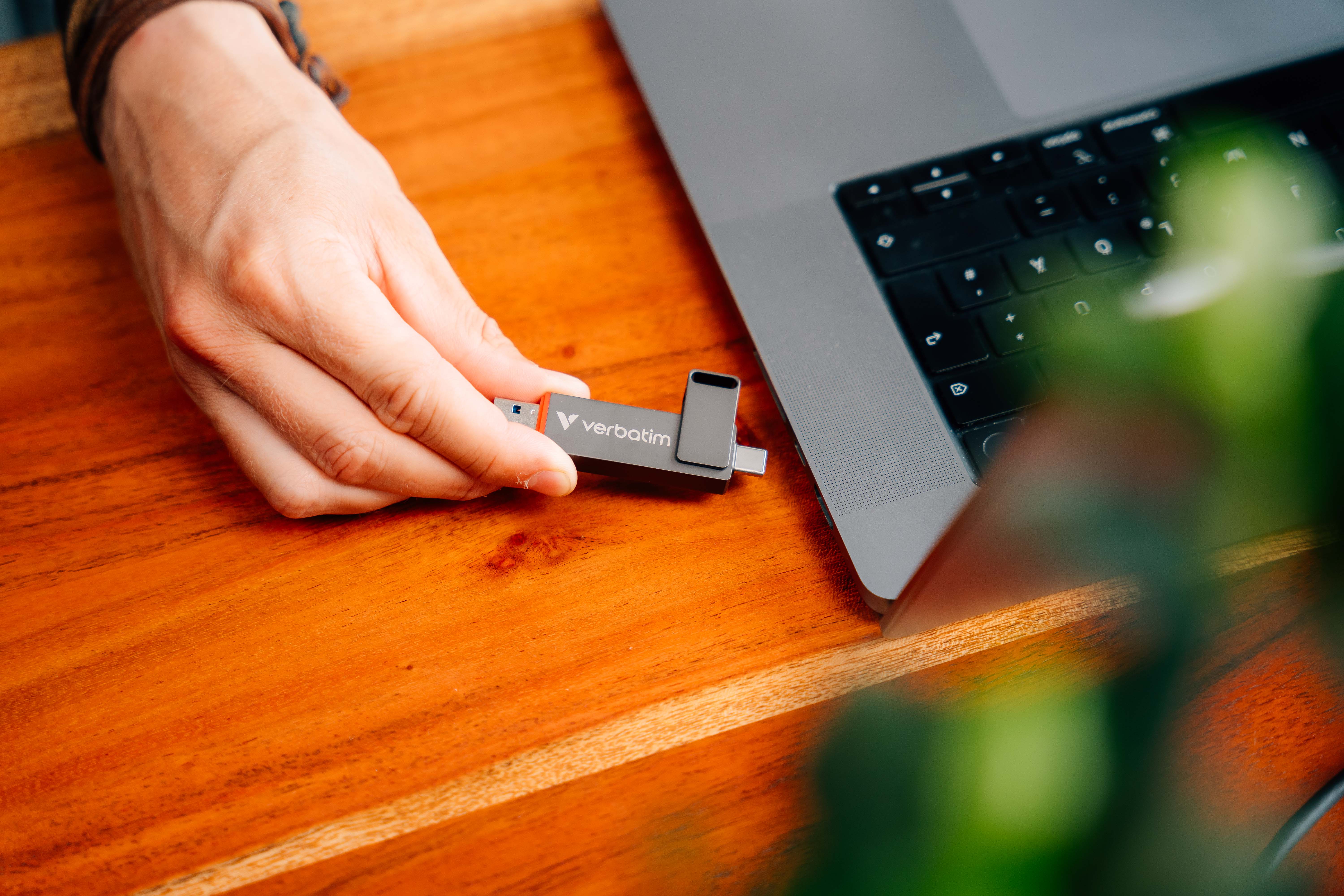 Verbatim Pendrive 1TB USB-A/USB-C Dual QuickStick 32043 aprašymas - Prekės nuotrauka Verbatim Pendrive 1TB USB-A/USB-C Dual QuickStick 32043 aprašymas - Prekės nuotrauka