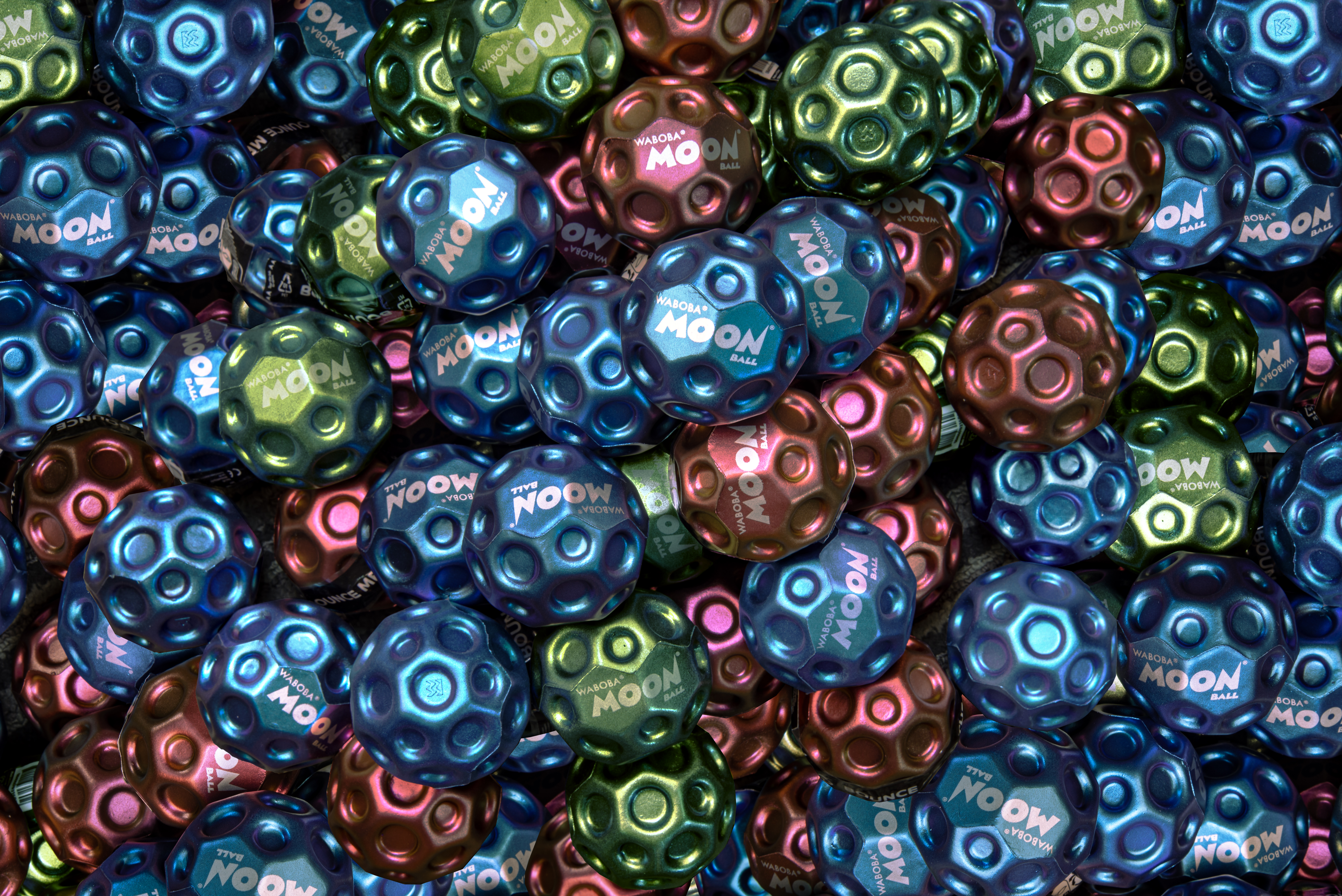Waboba Metallic Moon Bouncing Ball (Product available in several colors – colors shipped at random) aprašymas - Prekės nuotrauka